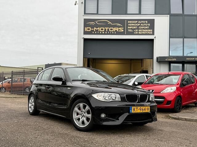 Zwart Gebruikt 2005 BMW 116 Sport Line Hatchback | € 2.950 (Eerlijke prijs) - Afbeelding 1/4