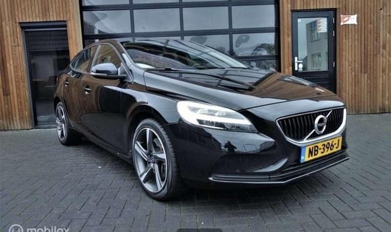 Zwart Gebruikt 2017 Volvo V40 MPV | € 10.950 (Goede deal) - Afbeelding 1/4