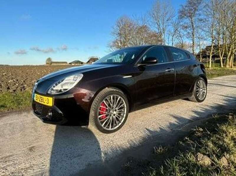 Zwart Gebruikt 2012 Alfa Romeo Giulietta Distinctive Hatchback | € 5.100 (Eerlijke prijs) - Afbeelding 1/4