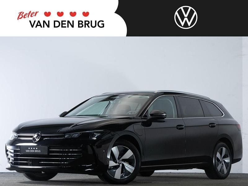 Zwart Gebruikt 2025 VW Passat Business Stationwagen | € 40.395 (Super prijs) - Afbeelding 1/4
