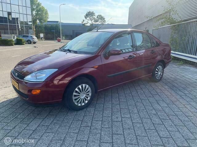 Rood Gebruikt 2000 Ford Focus Ghia Sedan | € 1.150 (Eerlijke prijs) - Afbeelding 1/4