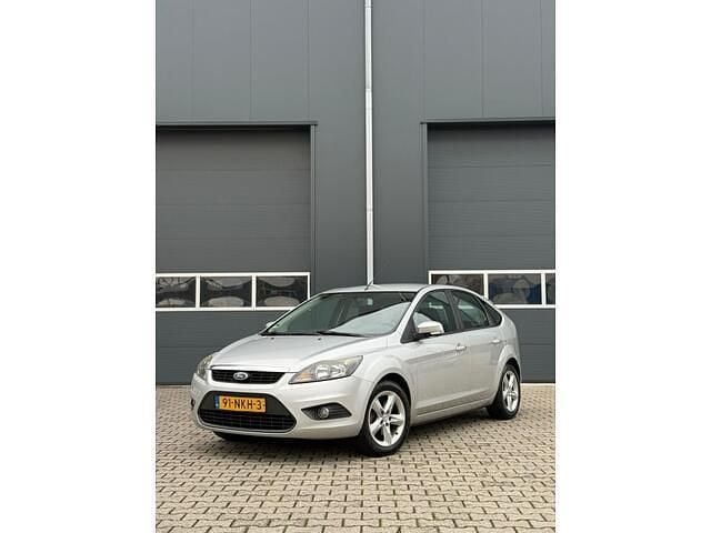 Grijs (metallic) Gebruikt 2010 Ford Focus Ghia Hatchback | € 2.300 (Goede deal) - Afbeelding 1/4