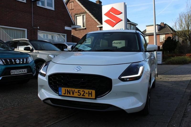 Wit Occasion 2025 Suzuki Swift Hatchback | € 21.950 (Iets duurder) - Afbeelding 1/4
