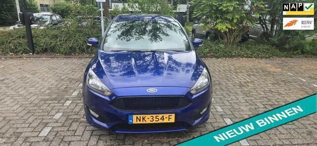 Blauw Gebruikt 2017 Ford Focus ST-Line Hatchback | € 8.750 (Eerlijke prijs) - Afbeelding 1/4