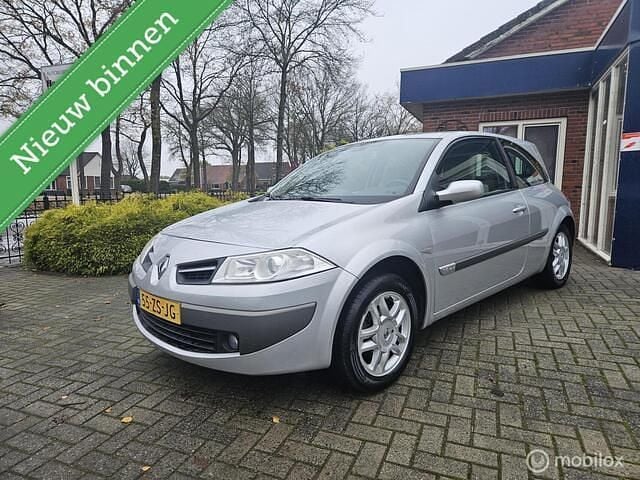 Grijs Gebruikt 2008 Renault Mégane III Business Hatchback | € 2.250 (Eerlijke prijs) - Afbeelding 1/4