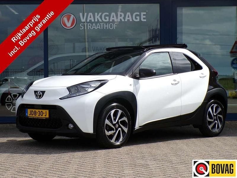 Wit Gebruikt 2024 Toyota Aygo Pulse Hatchback | € 22.500 (Eerlijke prijs) - Afbeelding 1/4