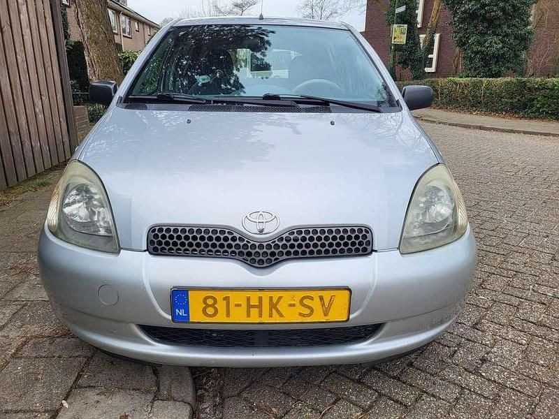 Occasion Toyota Yaris Luna 86 PK (63 kW) 2001 Zilver Hatchback