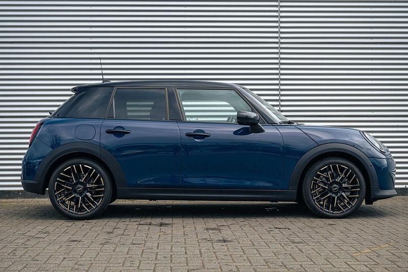Occasion Mini Cooper Favoured 156 PK (114 kW) 2025 Blauw Hatchback