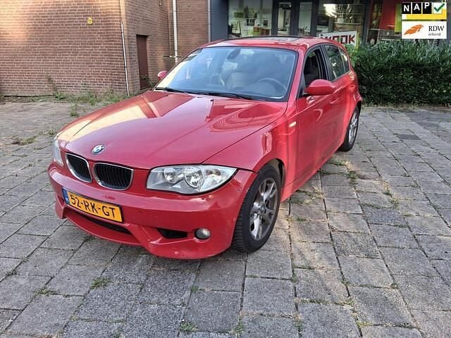 Rood Occasion 2005 BMW 120 Executive Hatchback | € 3.500 (Goede deal) - Afbeelding 1/4