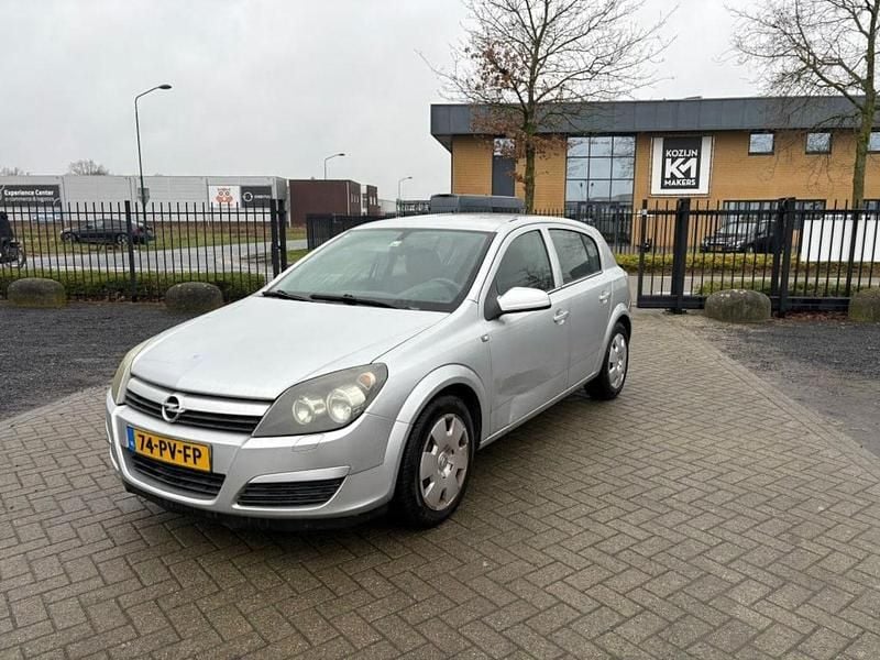 Grijs Occasion 2004 Opel Astra Enjoy Hatchback | € 740 (Goede deal) - Afbeelding 1/4