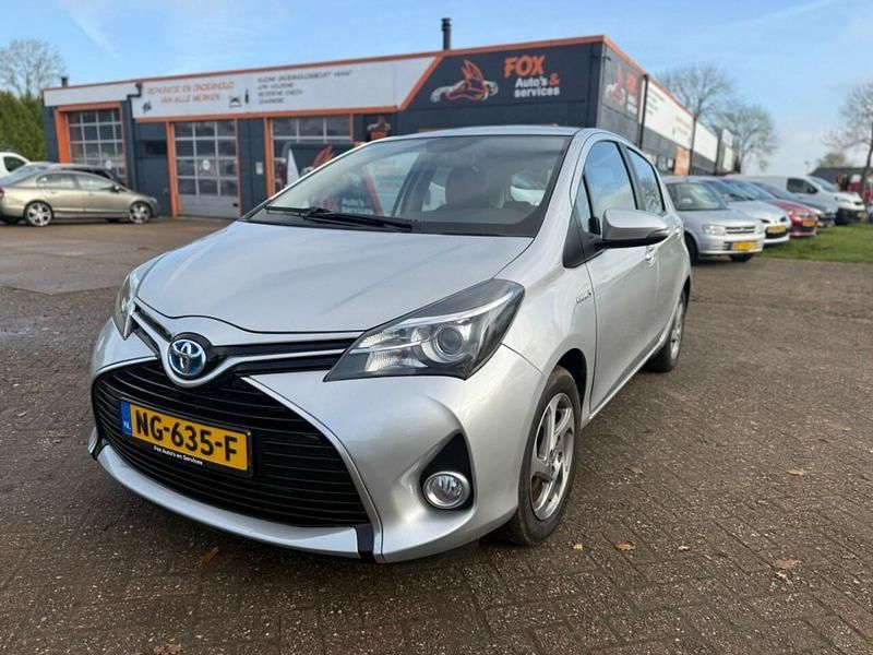 Grijs Gebruikt 2016 Toyota Yaris Hybrid Trend Hatchback | € 11.500 (Goede deal) - Afbeelding 1/4