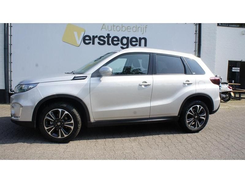 Zilver Gebruikt 2024 Suzuki Vitara Style SUV | € 26.950 (Iets duurder) - Afbeelding 1/4