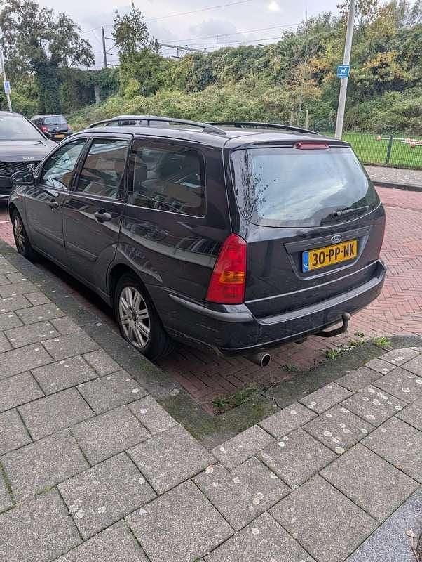 Blauw Gebruikt 2004 Ford Focus Futura Stationwagen | € 550 (Goede deal) - Afbeelding 1/4