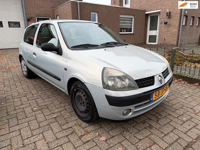 Grijs Gebruikt 2002 Renault Clio II Dynamique Hatchback | € 799 (Goede deal) - Afbeelding 1/4