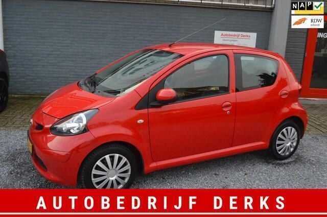 Occasion Toyota Aygo 68 PK (50 kW) 2006 Rood Hatchback