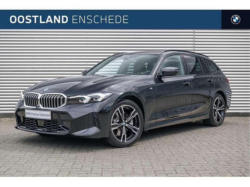 Zwart Gebruikt 2025 BMW 330e Comfort Edition Stationwagen | € 52.950 (Super prijs) - Afbeelding 1/4