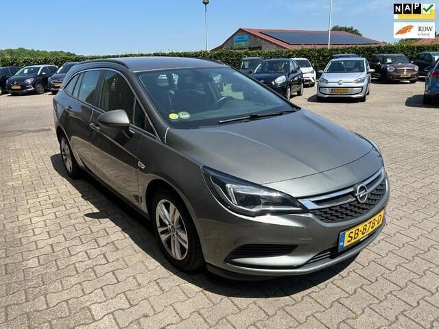 Grijs Gebruikt 2018 Opel Astra Business Stationwagen | € 5.450 - Afbeelding 1/4