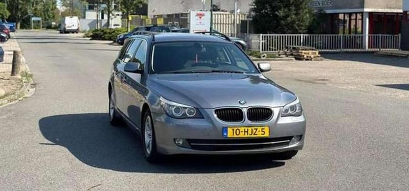 Grijs Gebruikt 2009 BMW 520 Stationwagen | € 5.400 (Eerlijke prijs) - Afbeelding 1/4