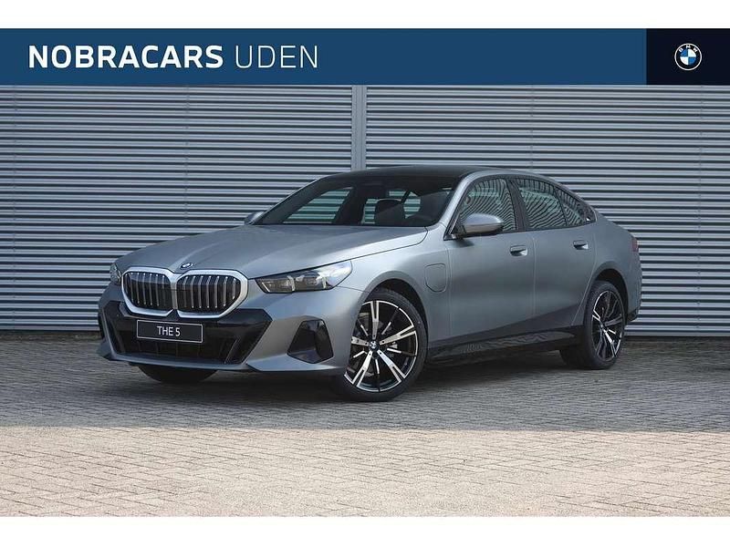 Grijs Nieuw 2025 BMW 530e Comfort Edition Sedan | € 84.743 (Eerlijke prijs) - Afbeelding 1/4