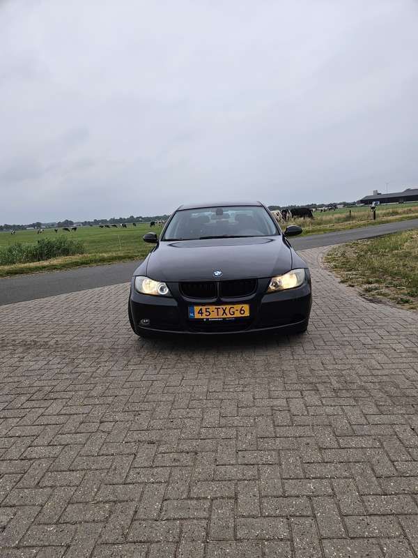 Zwart Gebruikt 2007 BMW 318 Sedan | € 3.000 (Goede deal) - Afbeelding 1/4