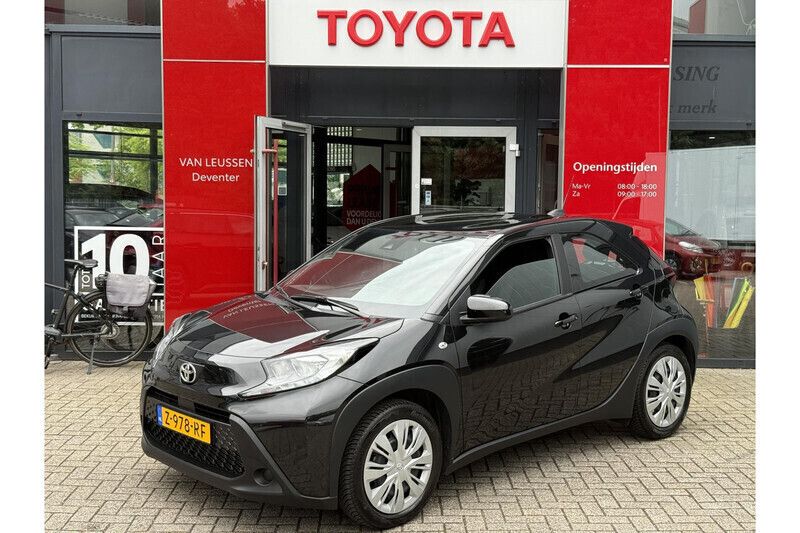 Zwart Gebruikt 2024 Toyota Aygo X X-play SUV | € 17.489 - Afbeelding 1/1