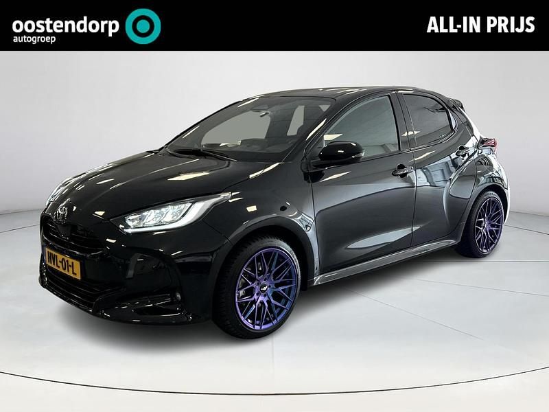 Zwart Gebruikt 2024 Toyota Yaris Hybrid Executive Hatchback | € 28.945 (Eerlijke prijs) - Afbeelding 1/4