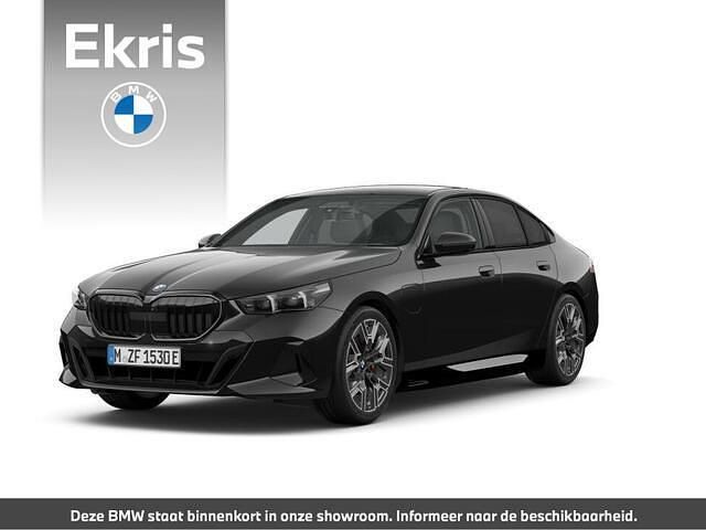 Zwart (metallic) Nieuw 2025 BMW 530e Comfort Edition Sedan | € 91.047 (Eerlijke prijs) - Afbeelding 1/4