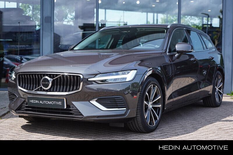Platinum grey Gebruikt 2024 Volvo V60 Core Stationwagen | € 47.995 (Iets duurder) - Afbeelding 1/4