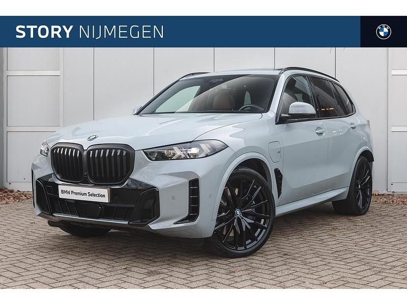 Grijs Occasion 2025 BMW X5 Comfort Edition SUV | € 104.950 (Iets duurder) - Afbeelding 1/4