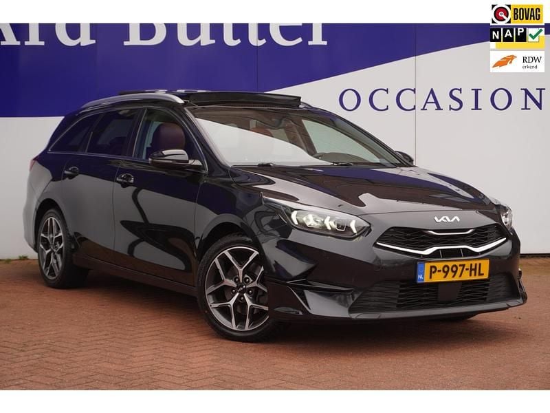 Zwart Occasion 2022 Kia Ceed Launch Edition Hatchback | € 18.599 (Goede deal) - Afbeelding 1/4