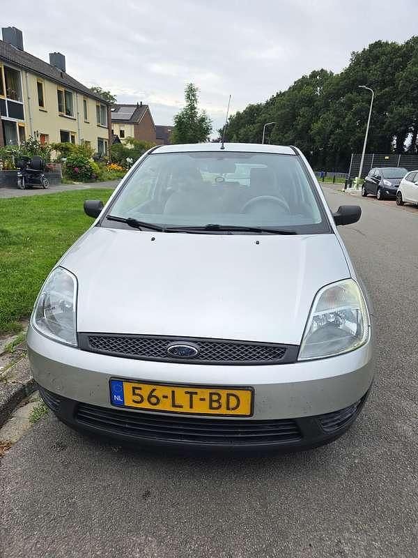 Grijs Gebruikt 2003 Ford Fiesta Hatchback | € 1.099 (Goede deal) - Afbeelding 1/4