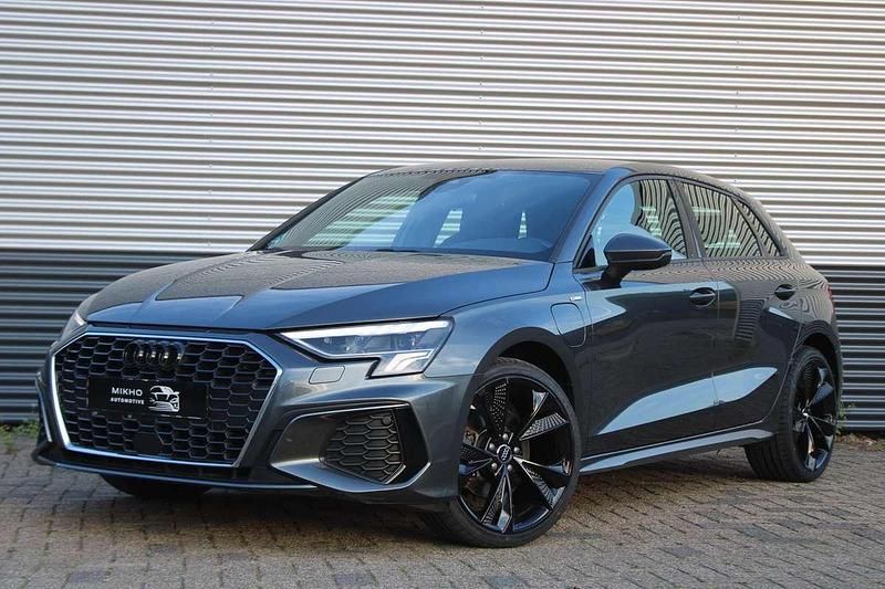 Grijs Gebruikt 2022 Audi A3 Sportback e-tron S-Line Sedan | € 29.950 (Goede deal) - Afbeelding 1/4