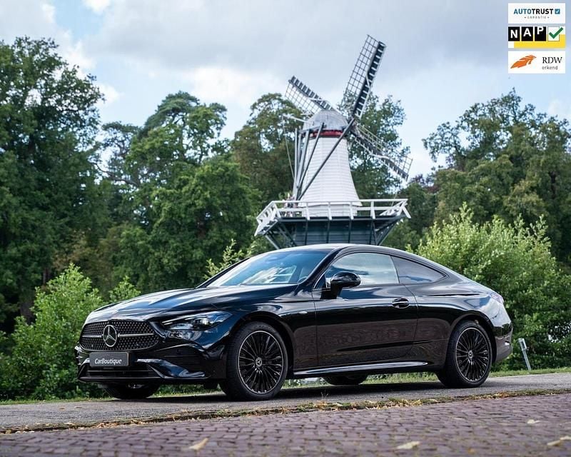Zwart (metallic) Gebruikt 2024 Mercedes E300 AMG line Coupé | € 62.950 (Duur) - Afbeelding 1/4