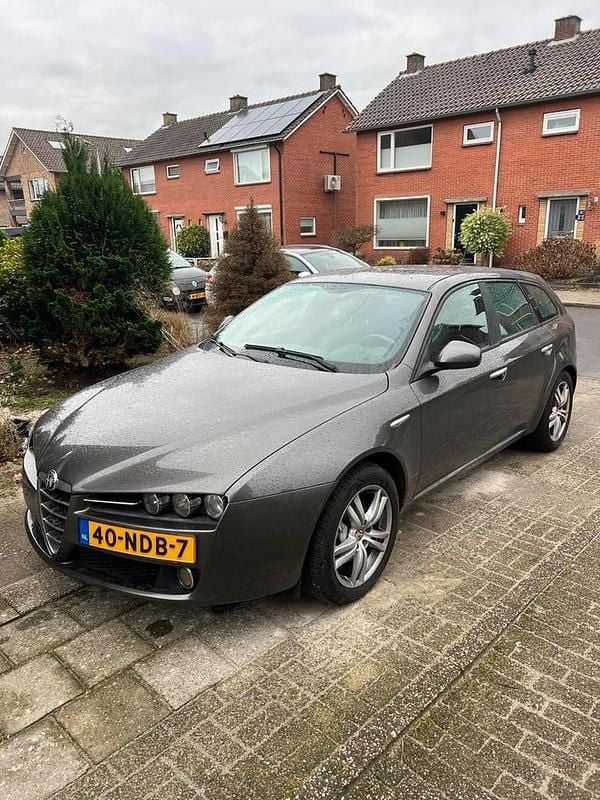 Grijs Gebruikt 2010 Alfa Romeo 159 Stationwagen | € 2.000 (Super prijs) - Afbeelding 1/4