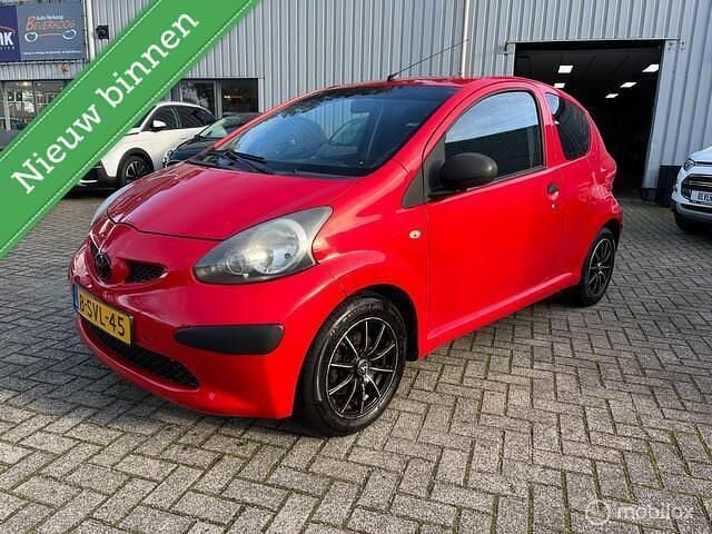 Rood Gebruikt 2008 Toyota Aygo Hatchback | € 1.190 (Goede deal) - Afbeelding 1/4