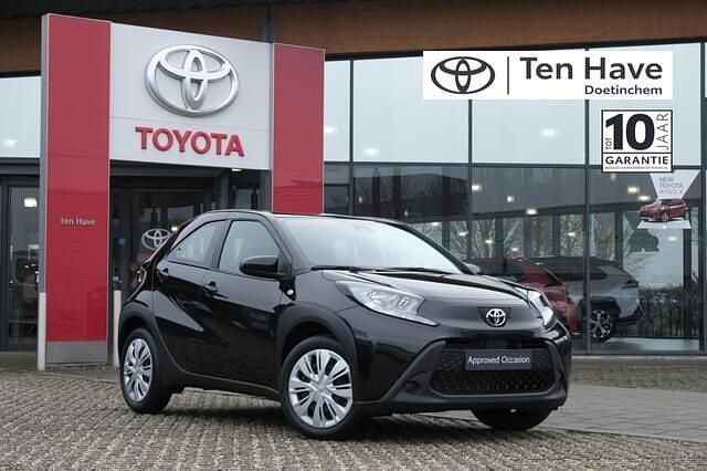 Zwart Gebruikt 2024 Toyota Aygo Play Hatchback | € 17.400 (Eerlijke prijs) - Afbeelding 1/4