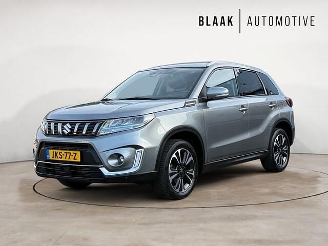 Grijs Occasion 2021 Suzuki Vitara Style SUV | € 23.495 (Eerlijke prijs) - Afbeelding 1/4