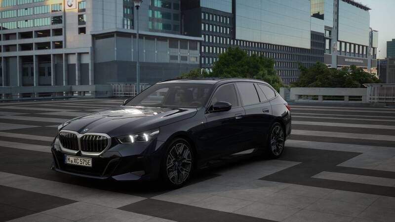 Zwart Nieuw 2025 BMW 530e Comfort Edition Stationwagen | € 79.782 (Super prijs) - Afbeelding 1/4