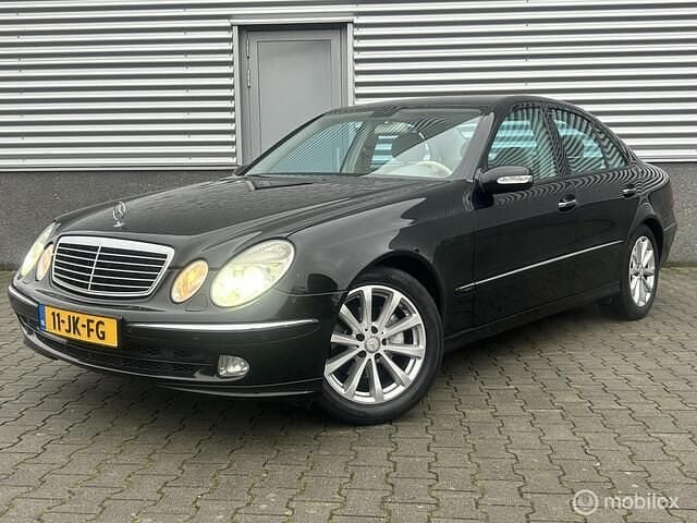 Zwart Occasion 2002 Mercedes E240 Avantgarde Sedan | € 2.999 (Eerlijke prijs) - Afbeelding 1/4