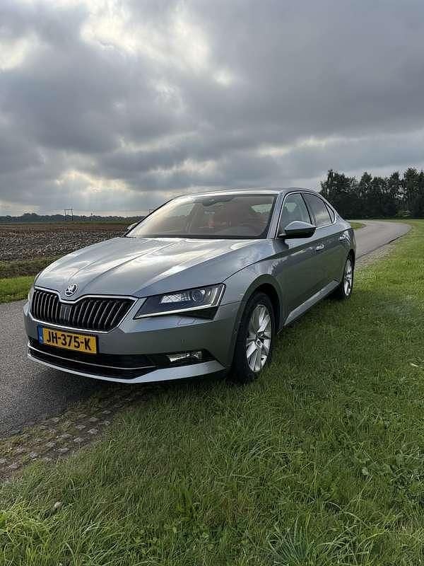 Grijs Gebruikt 2016 Skoda Superb Style Sedan | € 9.950 (Goede deal) - Afbeelding 1/4
