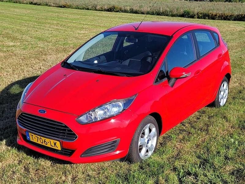Rood Occasion 2014 Ford Fiesta Ambiente Hatchback | € 4.750 (Super prijs) - Afbeelding 1/4
