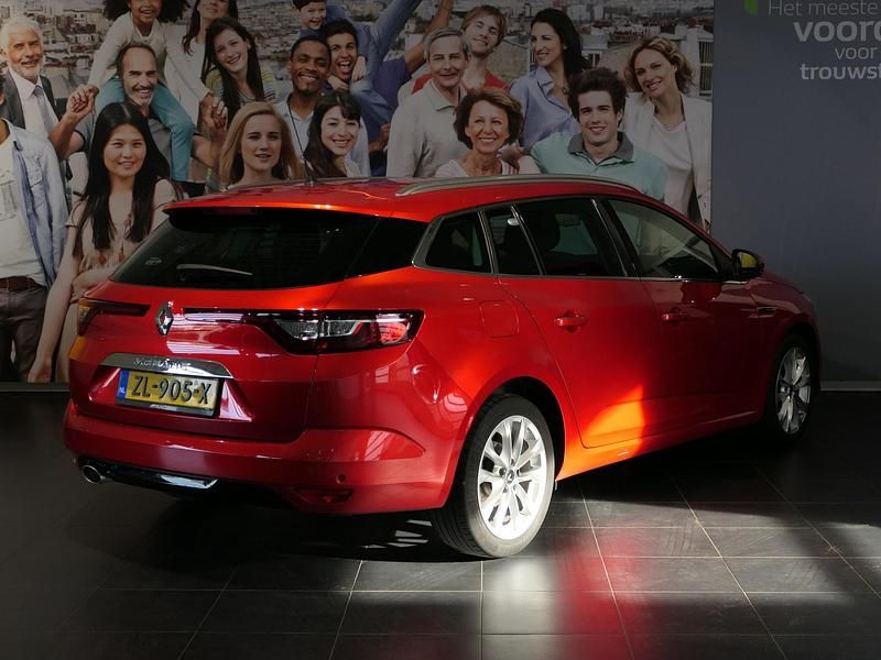 Occasion Renault Mégane GrandTour LIMITED 142 PK (104 kW) 2019 Rood (metallic) Stationwagen