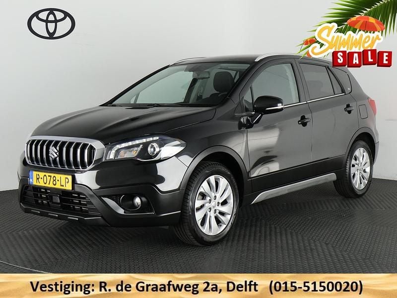 Zwart Gebruikt 2022 Suzuki SX4 S-Cross SUV | € 26.850 (Eerlijke prijs) - Afbeelding 1/3