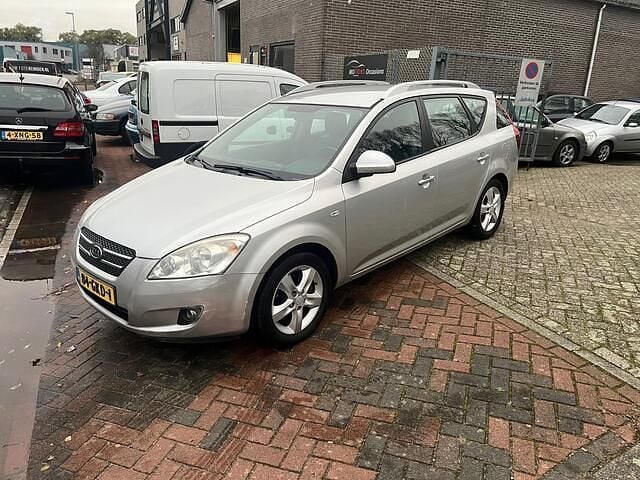 Grijs (metallic) Gebruikt 2009 Kia Ceed Hatchback | € 2.250 (Eerlijke prijs) - Afbeelding 1/4