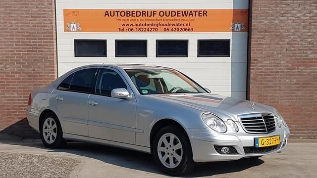 Occasion Mercedes E220 Classic 170 PK (125 kW) 2006 Grijs, metallic lak Sedan