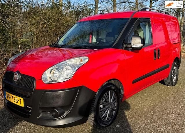Rood Occasion 2015 Fiat Doblò MPV | € 5.650 (Goede deal) - Afbeelding 1/4