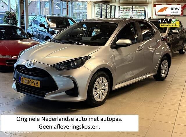 Grijs (metallic) Gebruikt 2023 Toyota Yaris Active Hatchback | € 19.650 (Eerlijke prijs) - Afbeelding 1/4