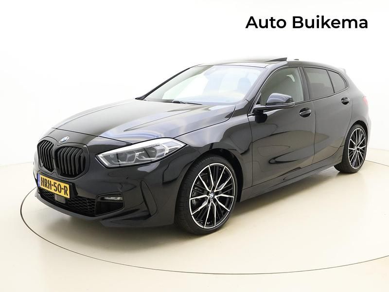 Zwart Occasion 2024 BMW 118 M Sport Hatchback | € 37.999 (Eerlijke prijs) - Afbeelding 1/4