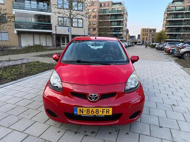 Occasion Toyota Aygo 68 PK (50 kW) 2009 Rood (metallic) Hatchback