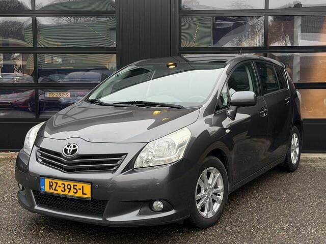 Grijs (metallic) Occasion 2010 Toyota Verso Comfort MPV | € 4.999 - Afbeelding 1/4